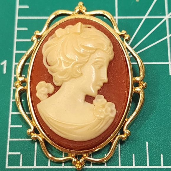 Crown Trifari Cameo Pendant or Brooch - Picture 3 of 8